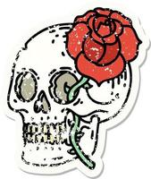 Distressed Sticker Tattoo im traditionellen Stil eines Totenkopfes und einer Rose vektor