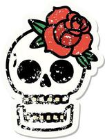 Distressed Sticker Tattoo im traditionellen Stil eines Totenkopfes und einer Rose vektor