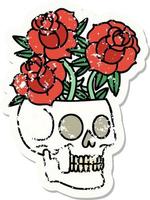Distressed Sticker Tattoo im traditionellen Stil eines Totenkopfes und Rosen vektor