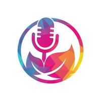 podcast löv natur ekologi vektor logotypdesign. podcast talkshow logotyp med mikrofon och blad.