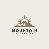 Berg- und Sonnenstrahlen, Mount Peak Hill Naturlandschaftsansicht für Abenteuer-Logo-Vorlage im Freien vektor