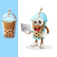 süßes bubble tea-maskottchen, das mit einem laptop arbeitet vektor