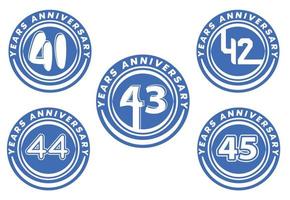 41 bis 45 Jahre Jubiläums-Logo und Aufkleber-Design-Sets vektor