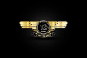12th årsdag gyllene guld logotyp med guld vinge och band isolerat på svart bakgrund, vektor design för firande.