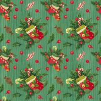 weihnachtsstechpalmengrünes muster mit elfenstrümpfen und zuckerstangen, nachgezeichnetes aquarell vektor