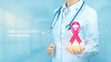 bröst cancer medvetenhet månad. läkare innehav i hand de rosa band bröst cancer medvetenhet symbol. sjukvård, internationell kvinnor dag och värld cancer dag medicinsk begrepp. vektor illustration.