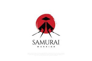 Samurai-Illustration, die zwei Schwerter hält und einen traditionellen Hut trägt. japanisches Krieger-Silhouette-Logo mit rotem Mond dahinter vektor