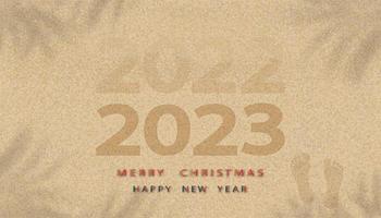 frohe weihnachten, frohes neues jahr 2023 auf sandstrand textur hintergrund mit palmblattschatten und fußspuren, vektorillustration hintergrund braune strandsanddüne mit barfuß für neujahrsbanner vektor