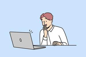 glücklicher männlicher mitarbeiter schaut auf den laptop-bildschirm aufgeregt mit guten nachrichten online. Lächelnder Geschäftsmann schockiert von angenehmer Nachricht auf dem Computer. Vektor-Illustration. vektor