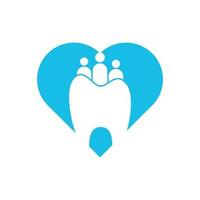 Logo-Vorlage für das zahnärztliche Herzform-Konzept der Familie isoliert mit drei Personen. Familienzahnlogo mit Personenkonzept. vektor
