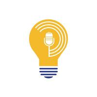 Logo-Design für Podcasts und Glühlampen. Studio-Tischmikrofon mit Broadcast-Icon-Design. vektor