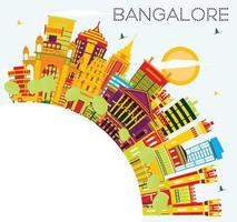 bangalore-skyline mit farbigen gebäuden, blauem himmel und kopierraum. vektor