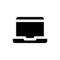 Laptop schwarze Glyphe ui-Symbol. Gerät für Schüler und Studenten. Fernstudium. UI-Design. Schattenbildsymbol auf Leerraum. Solides Piktogramm für Web, Handy. isolierte Vektorillustration vektor