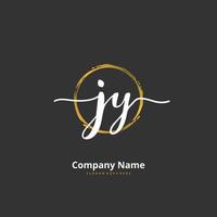 jy första handstil och signatur logotyp design med cirkel. skön design handskriven logotyp för mode, team, bröllop, lyx logotyp. vektor