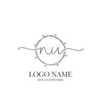 anfängliches nu-schönheitsmonogramm und elegantes logo-design, handschriftliches logo der ersten unterschrift, hochzeit, mode, blumen und botanik mit kreativer vorlage. vektor