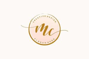 anfängliches mc-handschriftlogo mit kreisschablonenvektorsignatur, hochzeit, mode, blumen und botanik mit kreativer vorlage. vektor