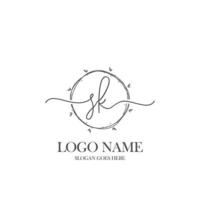 anfängliches sk-schönheitsmonogramm und elegantes logo-design, handschriftliches logo der ersten unterschrift, hochzeit, mode, blumen und botanik mit kreativer vorlage. vektor