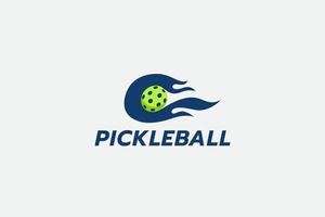 Pickleball-Logo mit einer Kombination aus Pickleball, Buchstabe c und Feuer. vektor