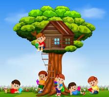 die Kinder spielen und lesen das Buch im Garten auf dem Baumhaus vektor