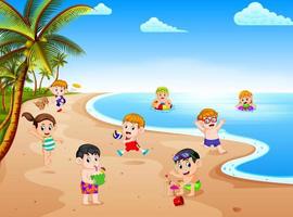 die sommeransicht mit einer gruppe von kindern, die am sonnigen tag am strand spielen und schwimmen vektor