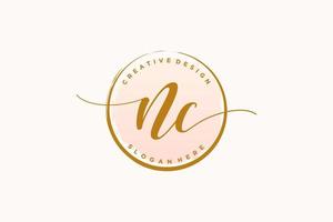 anfängliches nc-handschriftlogo mit kreisschablonenvektorunterschrift, hochzeit, mode, blumen und botanik mit kreativer vorlage. vektor