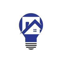intelligentes Haus-Logo-Design. Glühbirne mit Hauslogo. konzept für intelligentes intellektuelles haus. vektor