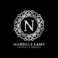 buchstabe n mandala lampe initialen dekoratives vektorlogodesign für hochzeit, spa, hotel, schönheitspflege vektor