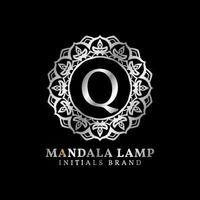 brev q mandala lampa initialer dekorativ vektor logotyp design för bröllop, spa, hotell, skönhet vård