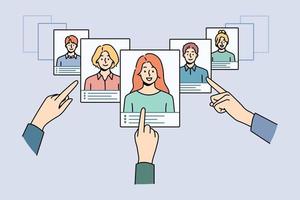 händer välja digital CV av arbete kandidater eller sökande i app. arbetsgivare eller rekryter göra beslut på återuppta av människor söka för jobb. sysselsättning och rekrytering. vektor illustration.
