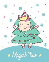 grußkarte mit niedlichem einhorn im weihnachtsbaumkostüm mit lichtern für feiertagsdesign. Vektor-Illustration. vektor