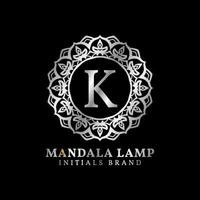 Buchstabe k Mandala Lampe Initialen dekoratives Vektor-Logo-Design für Hochzeit, Spa, Hotel, Schönheitspflege vektor