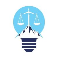 Berge und Symbole der Gerechtigkeit. Law Scale-Logo-Konzeption. vektor