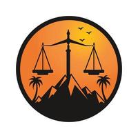 Berge und Symbole der Gerechtigkeit. Law Scale-Logo-Konzeption. vektor