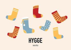 satz farbiger socken flache vektorsymbole. Hyggle Ästhetik gemütlicher Winter vektor