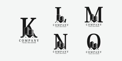 satz des klmno-logo-designvektors der buchstabenschriftart mit immobilien- und gebäudeikone vektor