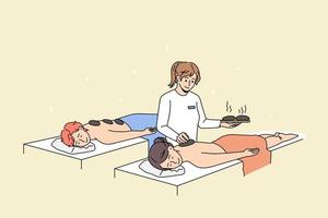 lugna par koppla av ha varm sten massage terapi i spa tillsammans. Lycklig man och kvinna resten njut av kropp vård förfaranden i salong eller estetisk klinik. skönhet och kosmetologi. vektor illustration.