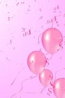 weiche rote luftballons mit konfetti realistische vektorillustration. rosa Luftballons Vektorhintergrund. Rosa Luftballons und Konfetti können für Partys, Feiern und Feiertage verwendet werden. vektor