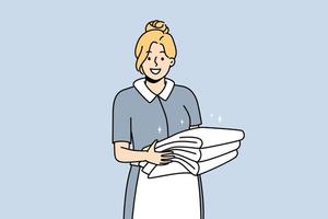 lächelnde Haushälterin in Uniform, die einen Stapel Handtücher hält. glückliches weibliches hausmädchen oder hausmeister, die im hotel arbeiten. Housekeeping-Konzept. Vektor-Illustration. vektor