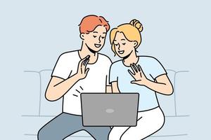 Lächelndes Paar sitzt auf Sofawelle und spricht über Videoanruf am Computer. Glücklicher Mann und Frau haben Spaß und genießen Webcam-Gespräche auf dem Laptop. Vektor-Illustration. vektor