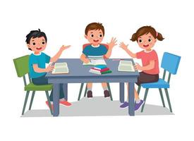 gruppe von grundschülerkindern, die zusammen lernen, hausaufgaben machen, lesen und schulprojekte am tisch diskutieren vektor