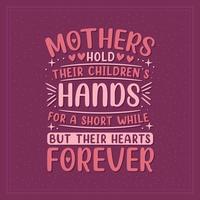mödrar håll deras barns händer för en kort medan men deras hjärtan evigt. mödrar dag text design. vektor