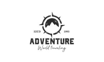 Adventure-Logo mit Berg- und Kompassdesign, Vektorillustration vektor