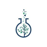 grüner Baum als Inspiration für das Design von Laborlogos. Logo-Konzept des Landwirtschaftslabors. vektor