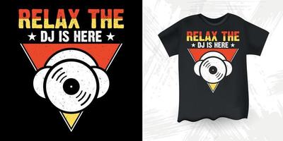 koppla av de dj är här rolig dj musik älskare retro årgång musik dj t-shirt design vektor