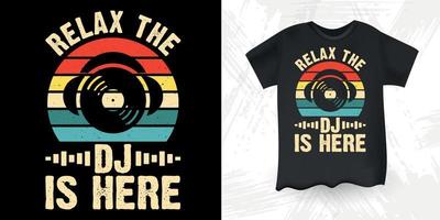 entspannen Sie sich das DJ ist hier lustiger DJ-Musikliebhaber retro Vintager Musik-DJ-T - Shirtentwurf vektor