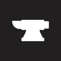 eps10 weißer Vektor Schmied Amboss solide Kunstikone isoliert auf schwarzem Hintergrund. Eisenschmiedewerkstatt gefüllte Symbole in einem einfachen, flachen, trendigen, modernen Stil für Ihr Website-Design, Logo und mobile App
