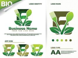 gesundes lebensmittelbuchstabe e logo design mit kreativem grünem blatt vektor