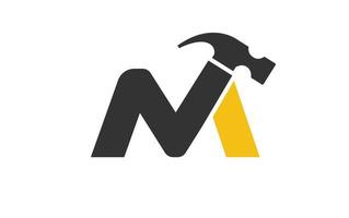 m-Logo-Konstruktionsvektor für Holzbearbeitungsunternehmen. Anfangsbuchstaben-Hammer-Vorlagenvektorillustration für Ihre Marke. vektor