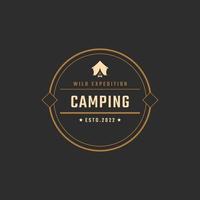årgång retro bricka emblem berg camping logotyp med tält silhuett design linjär stil vektor