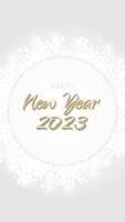 Lycklig ny år 2023 baner glittrande gyllene cirkel. guld gnistrande ringa med damm glitter grafisk på vit bakgrund. skön tal grafisk design mall. lyxig lutning kalender vektor